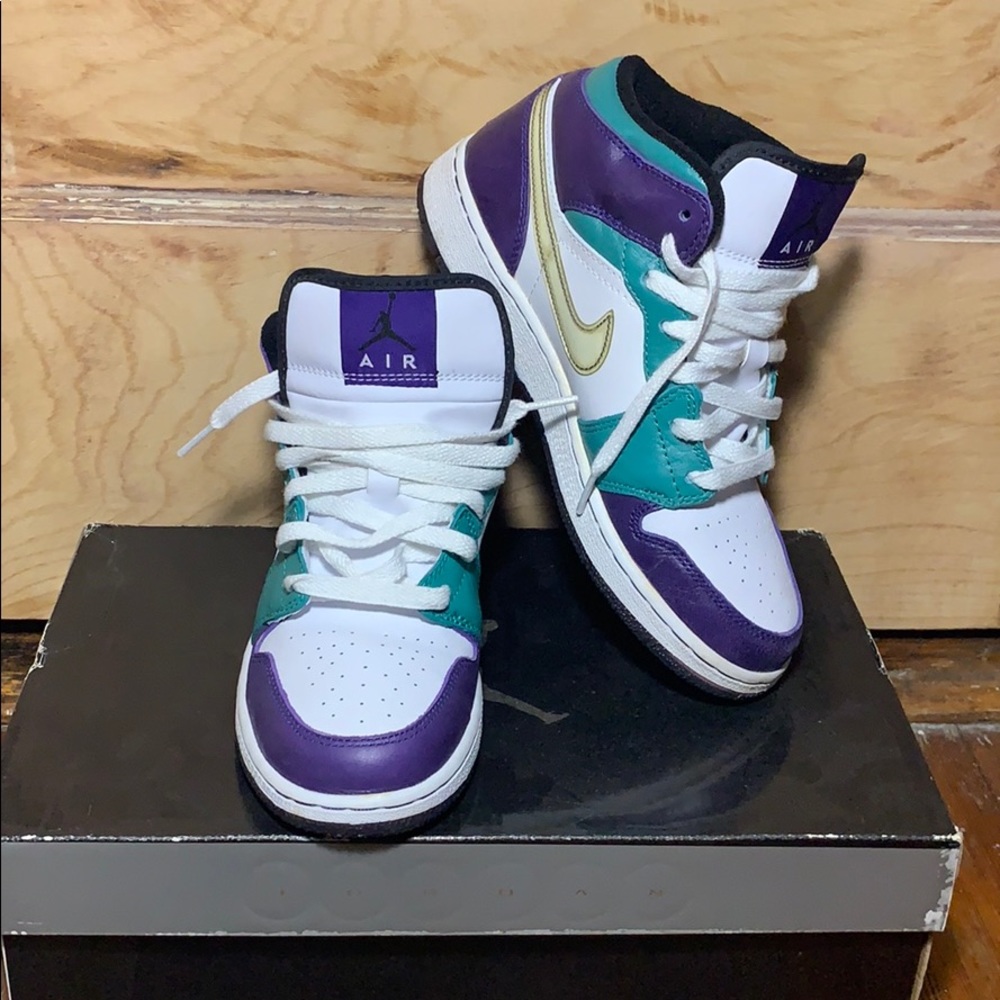 NIKE JORDAN